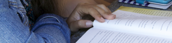 Foto de estudiante leyendo