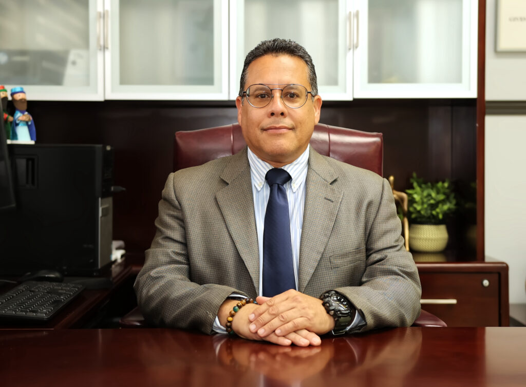 Foto del rector interino de la Universidad de Puerto Rico en Humacao. Doctor Carlos A. Galiano Quiñones