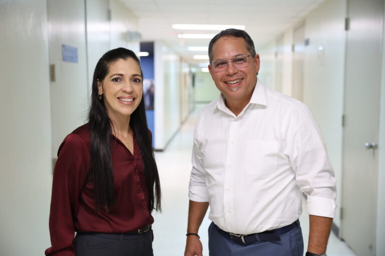 En la foto: Dra. Sheyla Ríos y el Dr. José M. Encarnación